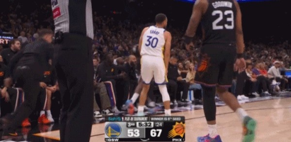 在线配资论坛官网 这太影响移动跑位了！库里走路右腿一瘸一拐有点受伤